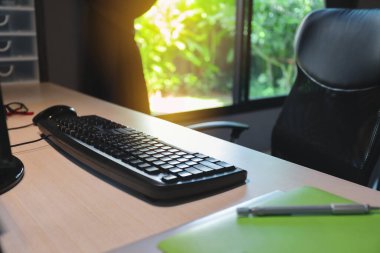 Klavye bilgisayarı iş yerindeki masa başı işinin masasında.