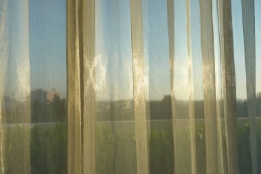 pencerede beyaz perde ile sabah güneş ışığı