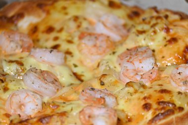 İtalyan peyniriyle ananas ve karides soslu deniz ürünü.