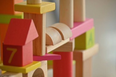 Evde kalıp oyun oynayan çocuklar için renkli tahta blok geometrik oyuncaklar.