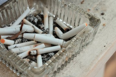 sigara küllüğü kül tablasında, resim sigara içmeyi bırak dünyada tütün günü yok