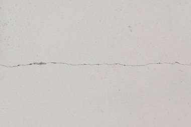 Yıpranmış arka planda eski beyaz duvarda çatlak var.