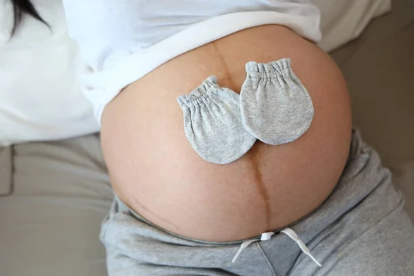 Niedliche Kleine Handschuh Auf Mutter Bauch Schwanger Wartet Auf Baby — Stockfoto