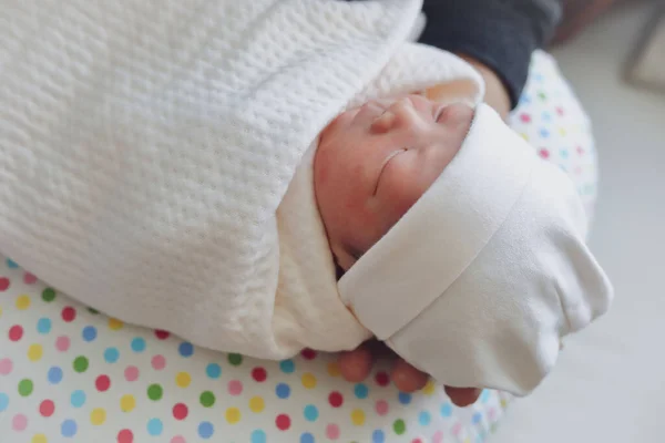 Oskuld Ansikte Söt Baby Nyfödda Nära Ögat Sova Vit Filt — Stockfoto
