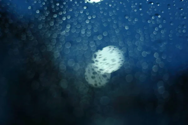 Wasser Regen Tropfen Auf Glasfenster Mit Verschwommenem Straßenlicht Der Nacht — Stockfoto