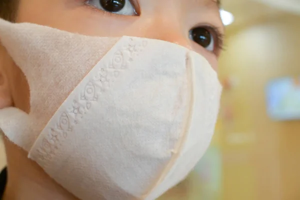 Schattig Kind Dragen Hygiënisch Gezichtsmasker Bescherming Zorg Zelf Tegen Ziekte — Stockfoto