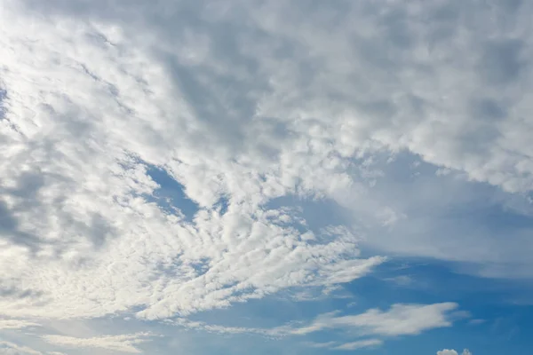 Awan Putih Dramatis Langit Biru Latar Belakang Alam — Stok Foto