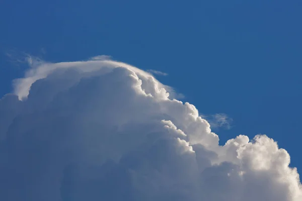 Berbulu Putih Awan Atas Langit Biru Yang Cerah — Stok Foto
