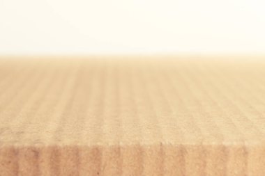 Ürün gösterimi için masanın üstündeki karton kağıt boş