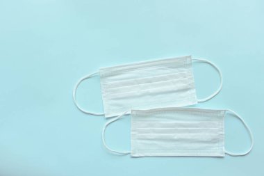 Mavi arka planda tıbbi yüz maskesi