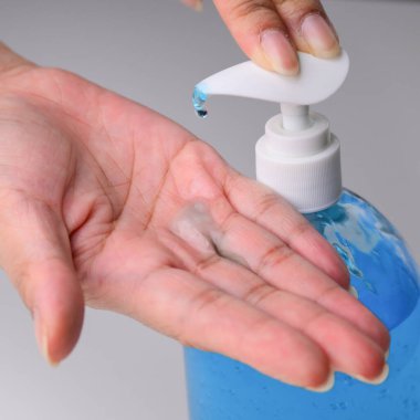 İnsanlar sağlıklı bir şekilde ellerini sıvı alkol jeli ile yıkıyor. Coronavirüsü tıbbi olarak önlüyorlar.