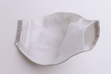 Kumaş maskeli el yapımı kumaş kumaştan kumaş kumaş, kumaş muslin yumuşak tekstil, beyaz arka planda nesne.