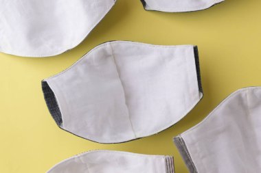 Beyaz salu muslin kumaşlı kumaş kumaş, yumuşak tekstil, sarı arkaplan üzerine bir grup nesne