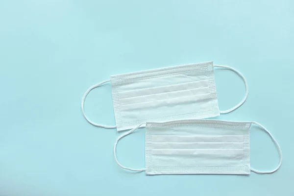 Topeng Wajah Kebersihan Medis Pada Latar Belakang Biru — Stok Foto