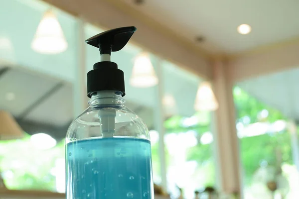Kék Alkohol Gél Műanyag Szivattyús Palackban Tiszta Kézfertőtlenítő Kávézóban Megelőzve — Stock Fotó