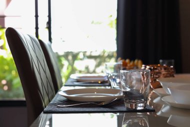 Çanak çömlek seti kahvaltı masasında modern ev içi yemek odasının içinde.