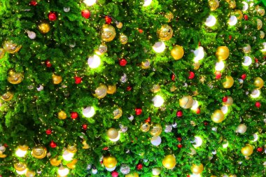Noel ağacı süsü üzerine güzel ışık topu süslemesi