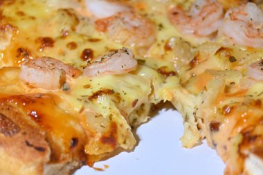 İtalyan peyniriyle ananas ve karides soslu deniz ürünü.