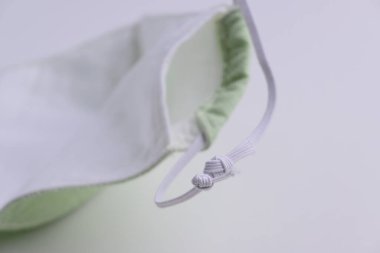 Moda kumaşından el yapımı yüz maskesi kumaşı ve içinde salu muslin yumuşak tekstil malzemesi var.