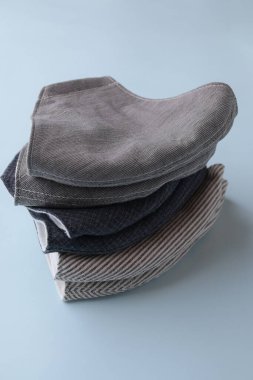 Mavi arka planda satılık kumaş pamuktan yapılmış el yapımı moda maskesi yığını.