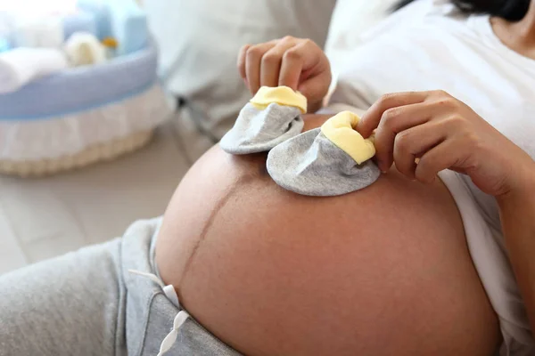 Roztomilý Malý Ponožka Dát Matka Bříško Těhotná Čeká Dítě Novorozence — Stock fotografie