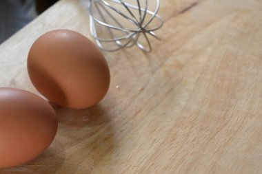 Mutfaktaki tahta kesme tahtasına konmuş tavuk yumurtası.