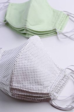 Moda kumaşından el yapımı yüz maskesi yığını. Satılık pamuk kumaş.