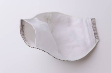 Kumaş maskeli el yapımı kumaş kumaştan kumaş kumaş, kumaş muslin yumuşak tekstil, beyaz arka planda nesne.