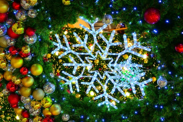 Όμορφο Χριστουγεννιάτικο Φως Και Διακόσμηση Μπάλα Στολίδι — Φωτογραφία Αρχείου