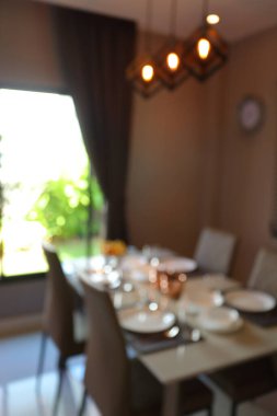 Tabak takımları yemek masasının içine yerleştirilmiş yemek odası, resim bulanık arkaplan