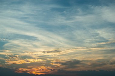 dramatik gün batımı gökyüzünde bulut aracılığıyla güneş ışığı