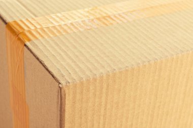 Kahverengi karton karton paket ve koli bandı çubuğu.