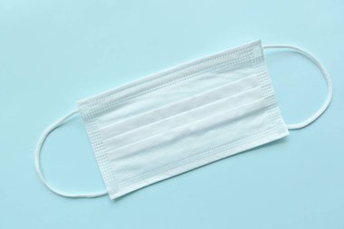 Mavi arka planda tıbbi yüz maskesi