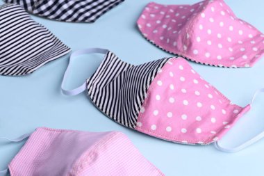 düz dizayn siyah ve pembe renkli moda yüz maskesi kumaştan el yapımı mavi arka plan