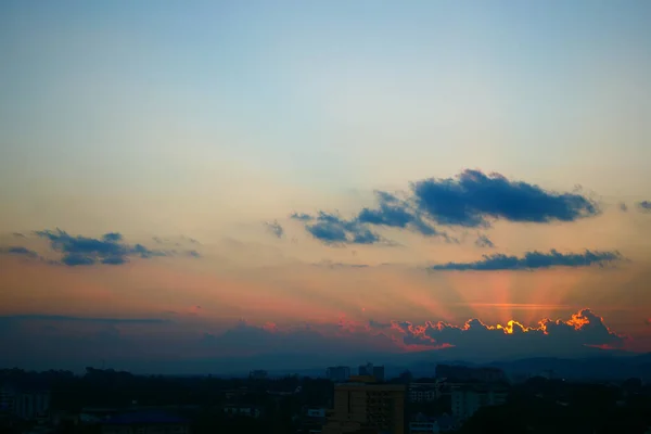 Raios Luz Sol Céu Por Sol Acima Cidade — Fotografia de Stock