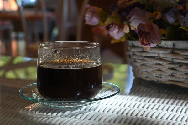 Minuman Kopi Hitam Americano Panas Diletakkan Atas Meja Pagi Hari — Stok Foto