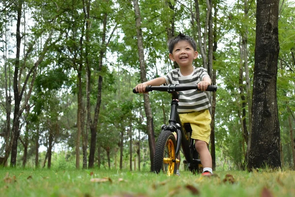 Счастливый Ребенок Играет Велосипеде Природном Парке — стоковое фото