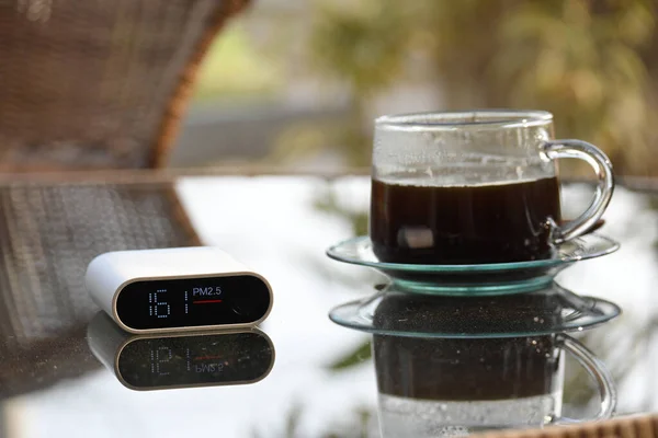 恶劣天气下咖啡咖啡店空气污染Pm2 5与不健康状态的自动测量监测器 — 图库照片
