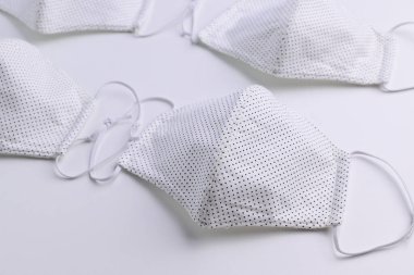 Moda kumaşından el yapımı beyaz yüz maskesi kumaşı.