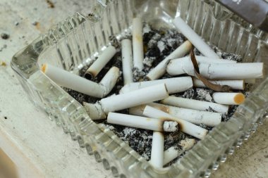 sigara küllüğü kül tablasında, resim sigara içmeyi bırak dünyada tütün günü yok