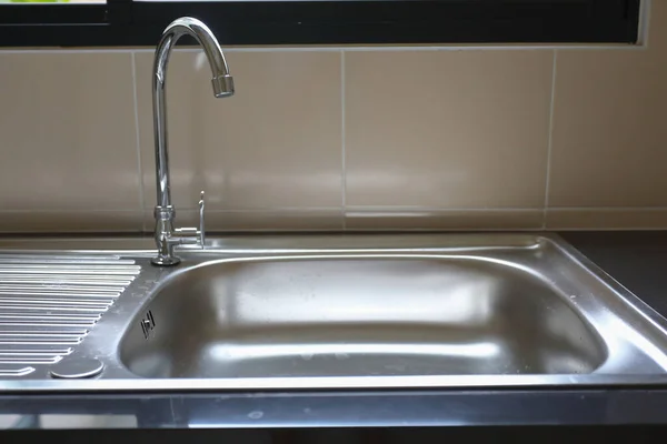 Water Faucet Closed Empty Stainless Sink Cooking Kitchen Room — Stock Photo, Image