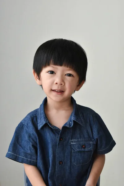 Retrato Imagen Feliz Asiático Chico Sonrisa Cara Blanco Fondo — Foto de Stock