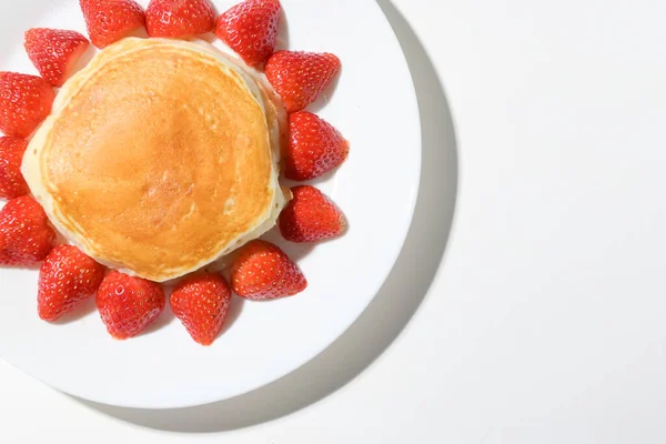 Niedlichen Pfannkuchen Erdbeere Mit Sonnenform Auf Weißem Hintergrund — Stockfoto