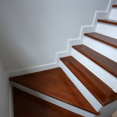 Modern konutlarda kahverengi ahşap merdiven.