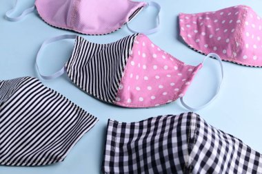 düz dizayn siyah ve pembe renkli moda yüz maskesi kumaştan el yapımı mavi arka plan