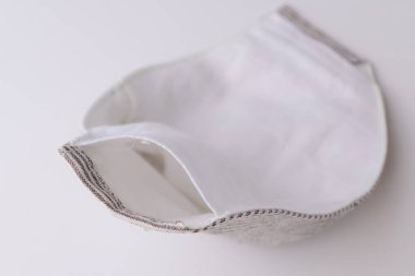 Kumaş maskeli el yapımı kumaş kumaştan kumaş kumaş, kumaş muslin yumuşak tekstil, beyaz arka planda nesne.