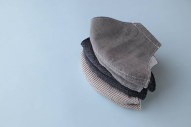 Mavi arka planda satılık kumaş pamuktan yapılmış el yapımı moda maskesi yığını.