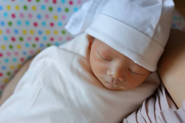 Cute Baby Newborn Sleeping Sweet Dream Mother Arm Embracing Love — Stock Photo, Image