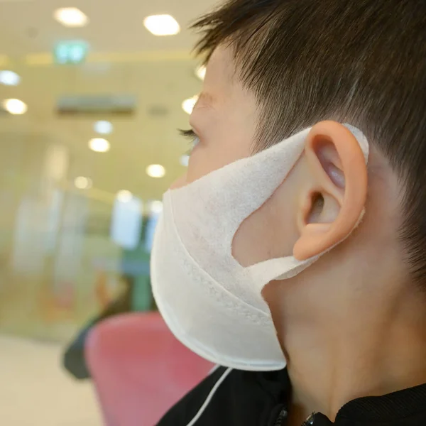 Yakışıklı Çocuk Hijyenik Yüz Maskesi Takıyor Kendini Hastalıktan Enfeksiyondan Hava — Stok fotoğraf
