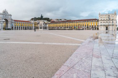 Lizbon şehir merkezi, Praca do Comercio, covid-19 (korona virüsü) salgını nedeniyle olağanüstü hal sırasında karantinada. Nisan 2020.